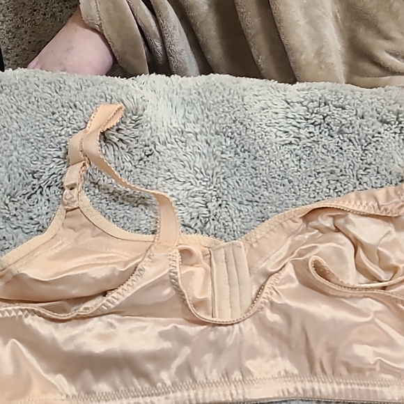 Bali Intimates & Sleepwear Bali 44c Front Closure Cream Color Bra